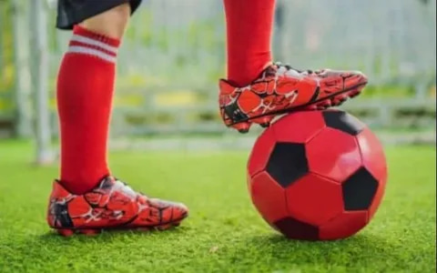 تصویر 1 از جوراب ورزشی فوتبال قرمز سبک